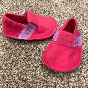 STQ fleece Lined Slippers baby Size 4